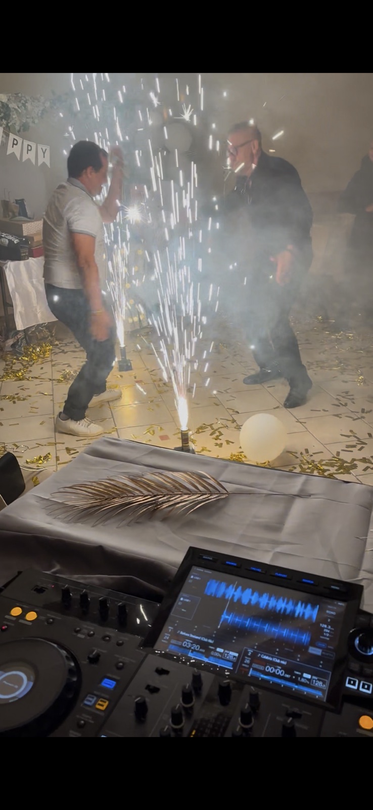 Ambiance de soirée privée dans le Vaucluse, fontaines étincelantes, prestation DJ Allan Monino